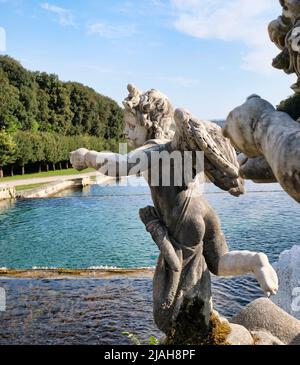 La voie navigable avec le Palais Royal de Caserta au fond comme il apparaît de la Fontaine de Vénus et d'Adonis Banque D'Images