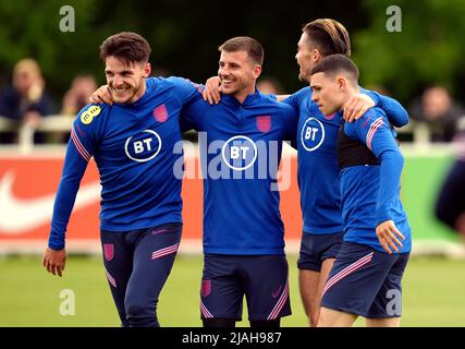 Declan Rice, Mason Mount, Jack Grealish et Phil Foden (gauche-droite), en Angleterre, lors d’une séance d’entraînement au parc St George, Burton-upon-Trent. Date de la photo: Lundi 30 mai 2022. Banque D'Images