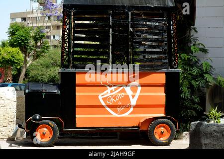 Le Caire, Egypte, Mai 9 2022: Une petite voiture rétro rétro ancien antique sur de petites roues et en noir et orange dans la rue du Caire, sélectif f Banque D'Images