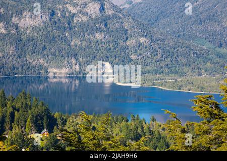 Lacs Nahuel Huapi et montagne Campanario Banque D'Images