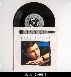 Couverture d'image et vinyle de la version simple de sept pouces de Never gonna vous donner par Rick Astley, qui a été publié en 1987. Banque D'Images