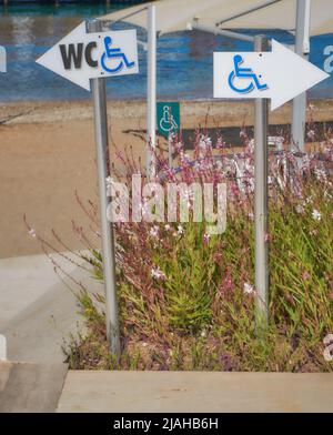 Logo des toilettes pour handicapés sur la plage Banque D'Images