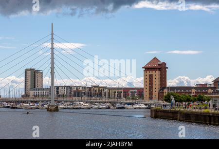 Editorial Swansea, Royaume-Uni - 24 mai 2022 : le pont de Sail au-dessus de la rivière Tawe et la marina de Swansea. Banque D'Images