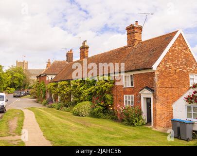 Rangée de cottages traditionnels de village anglais par une journée ensoleillée à Orford, Suffolk. ROYAUME-UNI Banque D'Images