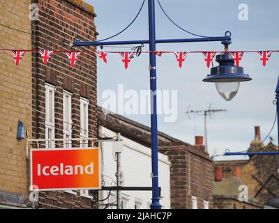 Sheerness, Kent, Royaume-Uni. 30th mai 2022. Sheerness Town Council, qui a supprimé les banderoles en plastique Jubilé en raison de plaintes de « bruit », semble maintenant avoir effectué un « demi-tour » rapide - après avoir pu sécuriser les banderoles en tissu, qui a été vu au-dessus des rues hautes de la ville ce soir juste à temps pour le week-end du Jubilé de platine de la Reine. Crédit : James Bell/Alay Live News Banque D'Images