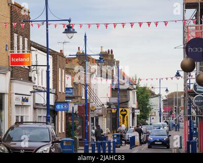 Sheerness, Kent, Royaume-Uni. 30th mai 2022. Sheerness Town Council, qui a supprimé les banderoles en plastique Jubilé en raison de plaintes de « bruit », semble maintenant avoir effectué un « demi-tour » rapide - après avoir pu sécuriser les banderoles en tissu, qui a été vu au-dessus des rues hautes de la ville ce soir juste à temps pour le week-end du Jubilé de platine de la Reine. Crédit : James Bell/Alay Live News Banque D'Images