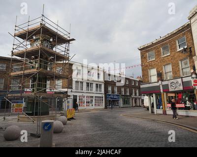 Sheerness, Kent, Royaume-Uni. 30th mai 2022. Sheerness Town Council, qui a supprimé les banderoles en plastique Jubilé en raison de plaintes de « bruit », semble maintenant avoir effectué un « demi-tour » rapide - après avoir pu sécuriser les banderoles en tissu, qui a été vu au-dessus des rues hautes de la ville ce soir juste à temps pour le week-end du Jubilé de platine de la Reine. Crédit : James Bell/Alay Live News Banque D'Images