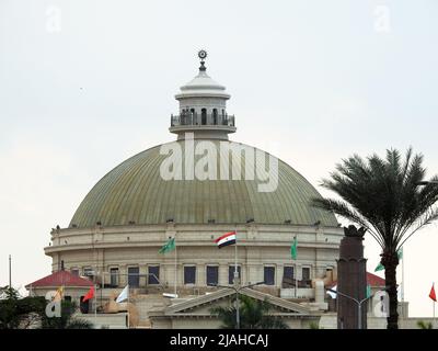 Giza, Egypte, novembre 24 2018: Le dôme de l'université du Caire de l'Egypte dans le campus principal à Giza, première université publique fondée 1908 et a été ca Banque D'Images