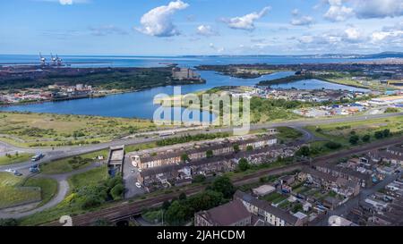 Editorial Port Talbot, Royaume-Uni - 30 MAI 2022 : la zone des quais et les maisons près des aciéries dans la ville de Port Talbot, pays de Galles du Sud, Royaume-Uni Banque D'Images