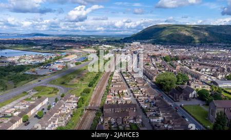 Editorial Port Talbot, Royaume-Uni - 30 MAI 2022 : la région de Taibach et les maisons près de l'industrie Steel Works dans la ville de Port Talbot, pays de Galles du Sud, Royaume-Uni Banque D'Images