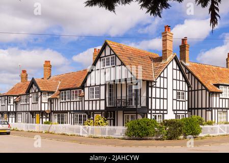 Belles maisons de caractère dans le village de Thorpeness, Suffolk. ROYAUME-UNI Banque D'Images