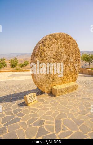 Porte circulaire en pierre du haut à proximité à l'extérieur de l'église mémorial de Moïse Mt Nebo Banque D'Images