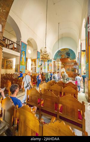 Intérieur de la basilique orthodoxe grecque de Saint George Madaba. Accueil de la carte en mosaïque de Madaba Banque D'Images