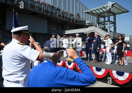 Le personnel militaire assiste à la cérémonie commémorative annuelle du Musée Intrepid Sea, Air & Space le 30 mai 2022 à New York. Banque D'Images