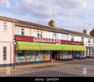 Vue sur la librairie Aldeburgh dans High Street, Aldeburgh, Suffolk. ROYAUME-UNI Banque D'Images