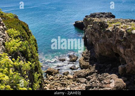 Boca do Inferno - Hell's Mouth est un gouffre situé dans les falaises de bord de mer près de la ville portugaise de Cascais, dans le quartier de Lisbonne Banque D'Images