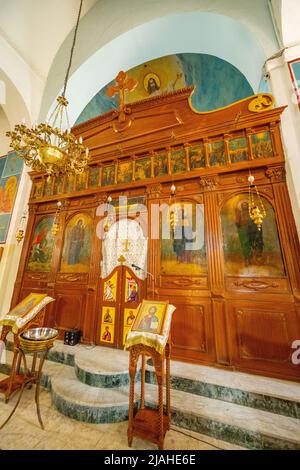 Intérieur de la basilique orthodoxe grecque de Saint George Madaba. Accueil de la carte en mosaïque de Madaba Banque D'Images