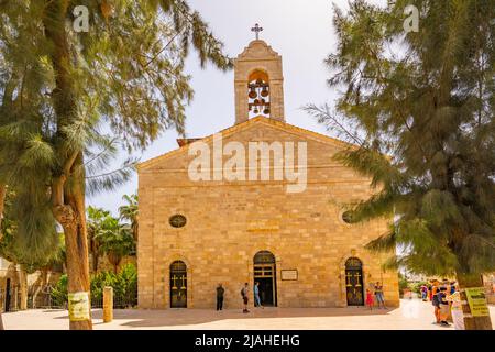 Extérieur de la basilique orthodoxe grecque de Saint George Madaba. Accueil de la carte en mosaïque de Madaba Banque D'Images