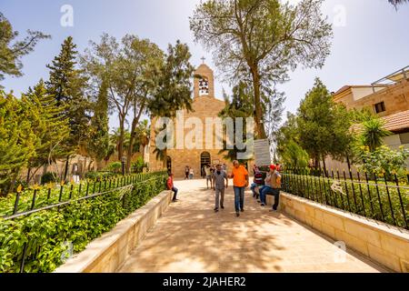 Extérieur de la basilique orthodoxe grecque de Saint George Madaba. Accueil de la carte en mosaïque de Madaba Banque D'Images