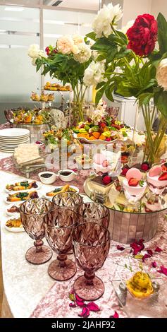 décoration de table festive avec divers plats à l'événement. Banque D'Images