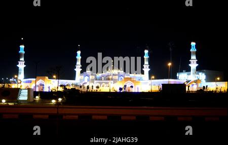 Scène nocturne d'une grande mosquée au Caire Egypte avec de multiples dômes et minarets pleins de lumières colorées, les musulmans exécutent leurs cinq prières du jour Banque D'Images