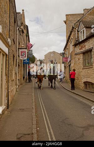 Stow on the Wold, Cotswolds Angleterre police montée du Royaume-Uni côte à côte à cheval le long de la rue de la ville dans un PR de sensibilisation du public Banque D'Images