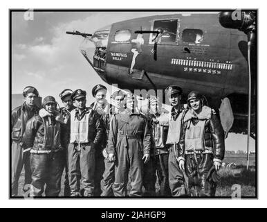 MEMPHIS BELLE l'équipe héroïque de WW2 du légendaire Boeing B-17 Flying Fortress 'Memphis Belle' est photographiée dans une base aérienne britannique après avoir effectué 25 missions sur le territoire ennemi. Leur succès est peint derrière eux dans des bombes et des swastikas sur le fuselage de l'avion. Seconde guerre mondiale Seconde Guerre mondiale WW2 missions de bombardement USAF Banque D'Images