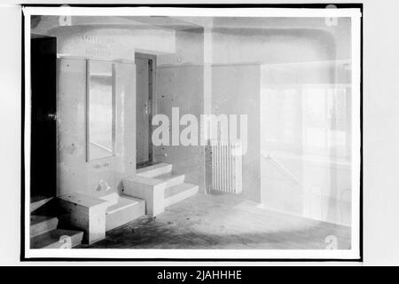 Piscine intérieure du Südbahnhotel am Semmering: entrée aux toilettes (architectes: Emil Hoppe et Otto Schönthal) Banque D'Images