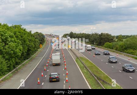 Réparations du pont de l'Ose sur l'autoroute M62 entre Goole et Howden, East Yorkshire, Royaume-Uni, causant des kilomètres de rétroactions vers l'ic en direction de l'est. Mai 2022 Banque D'Images