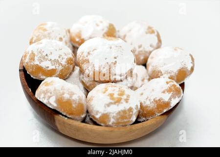 Biscuits arabes traditionnels pour la célébration des fêtes islamiques de la fête d'El-Fitr, Kahk égyptien couvert de sucre en poudre et fourré et rempli avec Banque D'Images