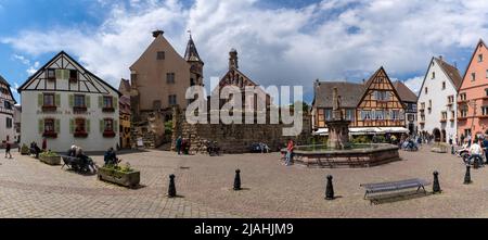 Eguisheim, France - 29 mai 2022 : vue panoramique sur la place historique Saint-Leon dans le centre du village d'Eguisheim Banque D'Images