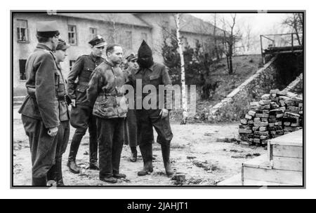 HOESS Camp Commandant d'Auschwitz Rudolf Hoess aux jachs, avec bourreau à capuchon. Fait prisonnier par les Britanniques, il a été remis aux Polonais jugés condamnés à mort, puis repris à Auschwitz et là à l'intérieur des maisons en blocs pendues. Nazi Hoess était en charge de l'immense camp d'extermination en Pologne où les Nazis ont assassiné environ trois millions de Juifs, depuis sa création (il était responsable de la construction) en 1940 jusqu'à la fin de 1943, date à laquelle les exterminations de masse étaient bien en cours. Banque D'Images