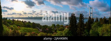 Panorama d'Istanbul. Vue panoramique d'Istanbul avec le pont du Bosphore et ciel nuageux depuis Nakkastepe. Banque D'Images