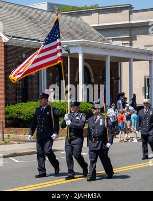 Suffern, NY - Etats-Unis - 30 mai 2022 Garde d'honneur du Service des incendies de Suffern mars dans la parade et cérémonie annuelle du jour du souvenir. Banque D'Images