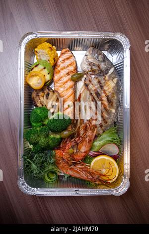 délicieux plats de poissons grillés variés vue de dessus. Banque D'Images