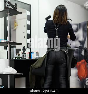 Dolyna, Ukraine 3 février 2022: Visite au coiffeur, coupe de cheveux pour enfants, coiffeurs en Ukraine pendant la quarantaine, coiffeur élégant. Banque D'Images