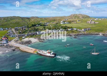 Vue aérienne depuis le drone du village de Baile Mor à St Ronans Bay sur l'île d'Iona, Argyll et Bute, Écosse, Royaume-Uni Banque D'Images