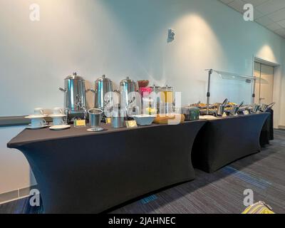 Orlando, FL USA-8 janvier 2022 : petit déjeuner buffet à volonté dans un terminal de bateaux de croisière pour les clients de la suite Haven sur les lignes de croisière norvégiennes. Banque D'Images