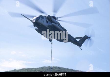 USMC CH53E Super Stallion effectuant des travaux de levage Banque D'Images