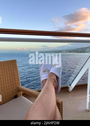 Puerto Plata DR-10 janvier 2022: Une personne assise avec des chaussons Haven sur la ligne de côte de la République dominicaine sur le Norwegian Escape cruis Banque D'Images