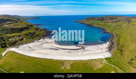 Vue aérienne depuis le drone de la plage de Calgary Bay sur l'île de Mull, Argyll et Bute, Écosse, Royaume-Uni Banque D'Images