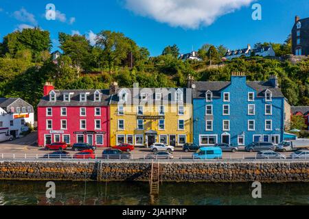 Vue aérienne de drone de maisons colorées dans le village de Tobermory sur l'île de Mull, Argyll et Bute, Écosse, Royaume-Uni Banque D'Images