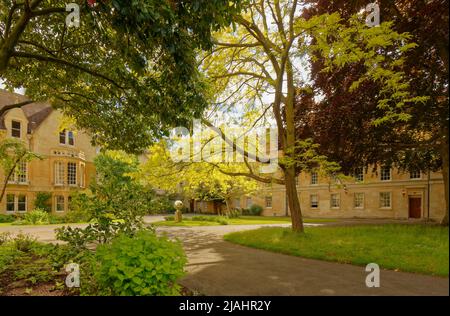 OXFORD CITY ENGLAND BALLIOL COLLEGE GARDEN QUAD ET SUNDIAL AVEC LITS DE FLEURS AU PRINTEMPS Banque D'Images