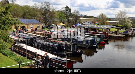 Le quartier général du South Pennine Boat Club, la maison de club et les amarres de bateau du club à Mirfield, West Yorkshire sur l'aire et le canal Calder. Banque D'Images