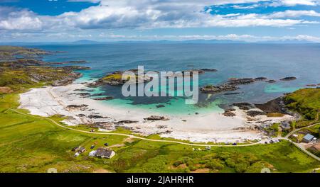 Vue aérienne depuis drone de la plage d'Uisken sur l'île de Mull, Argyll et Bute, Écosse, Royaume-Uni Banque D'Images