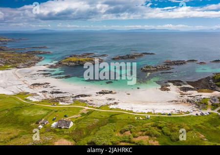 Vue aérienne depuis drone de la plage d'Uisken sur l'île de Mull, Argyll et Bute, Écosse, Royaume-Uni Banque D'Images