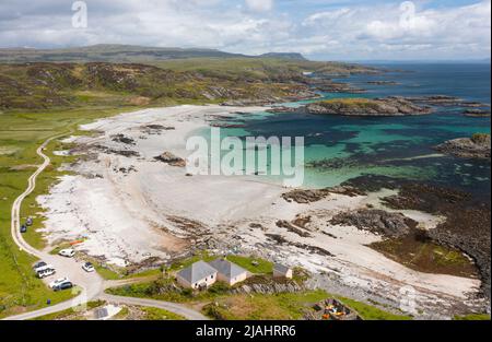 Vue aérienne depuis drone de la plage d'Uisken sur l'île de Mull, Argyll et Bute, Écosse, Royaume-Uni Banque D'Images