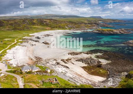 Vue aérienne depuis drone de la plage d'Uisken sur l'île de Mull, Argyll et Bute, Écosse, Royaume-Uni Banque D'Images