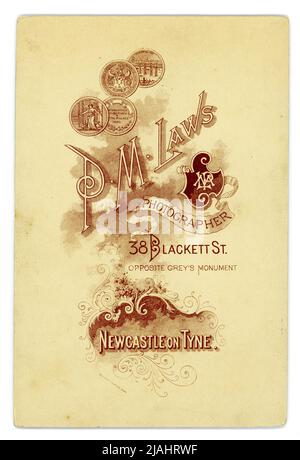 Carte originale du cabinet du studio de P.M. Laws, montrant divers prix remportés pour la photographie située au 38 Blackett St. Newcastle-upon-Tyne, Angleterre, Royaume-Uni fin 1880, début 1890. Banque D'Images