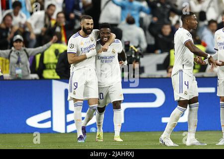 PARIS - (LR) Karim Benzema du Real Madrid, Vinicius Junior du Real Madrid, David Alaba du Real Madrid fêtez le 0-1 lors du match final de la Ligue des champions de l'UEFA entre le FC Liverpool et le Real Madrid au Stade de Franc le 28 mai 2022 à Paris, France. ANP | HAUTEUR NÉERLANDAISE | PIERRE DE MAURICE VAN Banque D'Images